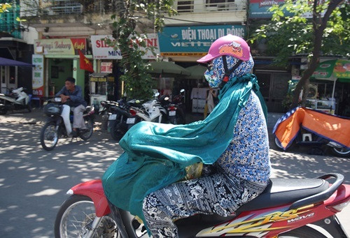 Mang chăn ra đường chống nắng có gì sai trong ngày hè.