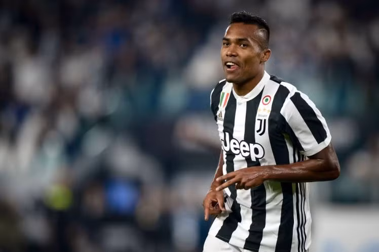 Juventus tìm cách giữ chân Alex Sandro: Juventus đang thuyết phục Chiellini ký hợp đồng mới (hợp đồng hiện tại kết thúc vào cuối mùa), đồng thời cũng lên kế hoạch giữ chân Alex Sandro - người có vai trò rất quan trọng. Alex Sandro đang là mục tiêu chuyển nhượng của Chelsea. Đội bóng thành London sẵn sàng bỏ ra khoản tiền 65 triệu euro để lấy cầu thủ người Brazil, và hứa hẹn tiền lương cho anh khoảng 7 triệu euro. Ảnh: Calcio