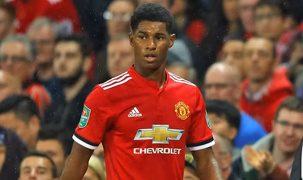 M.U chuẩn bị thưởng đậm cho Rashford: Khi Marcus Rashford bước sang tuổi 20 vào cuối tháng này, anh sẽ được M.U trao cho bản hợp đồng mới với điều khoản tăng lương thưởng hấp dẫn. Hiện chân sút trẻ người Anh đang nhận mức thù lao được xếp vào hàng thấp nhất ở Old Trafford, khoảng gần 50.000 bảng/tuần, bao gồm cả thưởng.