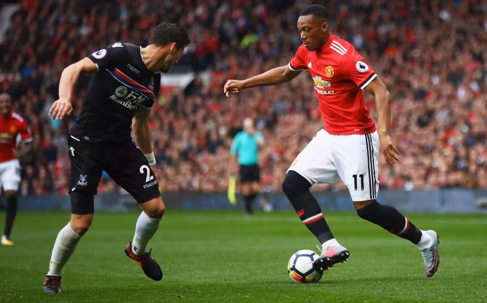 Arsenal "chơi khô máu" với M.U: Theo thông tin chuyển nhượng bóng đá mới nhất từ tờ Mirror, Arsenal đang thuyết phục M.U bán lại Martial, chắc chắn để có được bản hợp đồng này, đội chủ sân Emirates sẽ phải bỏ ra số tiền kỷ lục của CLB khoảng trên 50 triệu bảng. Ảnh: Mirror