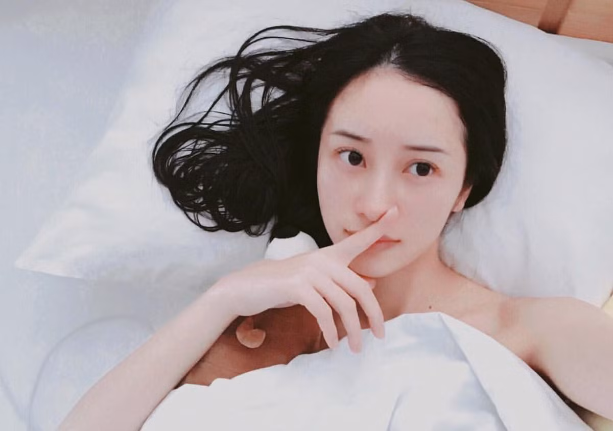 Đầu tiên trong danh sách các hot girl Việt bị fan soi "ảnh giường chiếu" đó là Jun Vũ. Cô bạn sinh năm 1995 này đã tinh ý nhận ra chiếc giường chính là nơi hoàn hảo để mình khoe được body mềm mại của mình.