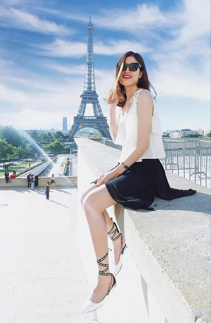 Dễ dàng nhận thấy, bạn gái Văn Dũng sở hữu vóc dáng cân đối cùng đôi chân thon dài. Đỗ Vóc có nụ cười tươi, gu thời trang năng động, trẻ trung và khá ăn hình.