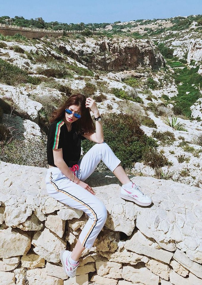 Bạn gái xinh đẹp của cầu thủ CLB Hà Nội, sinh ra và lớn lên tại Thái Bình, hiện là du học sinh ngành Quản trị Kinh doanh Quốc tế của trường Middlesex University, Anh Quốc.