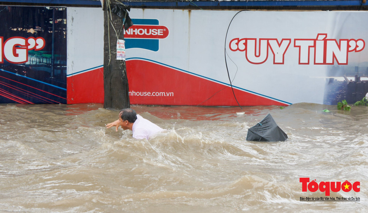 Ngày hội bơi lội toàn quốc chuyển địa điểm tổ chức ra đường phố Hà Nội. Ảnh: Nam Nguyễn (Tổ Quốc)