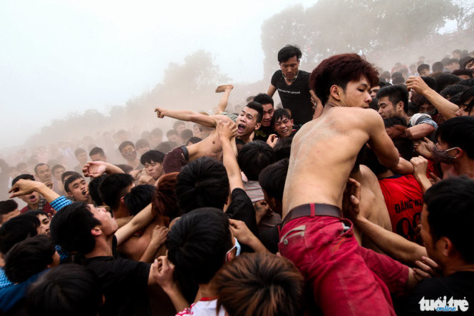 Đám đông lao vào nhau ẩu đả tại một lễ hội tại miền Bắc những ngày đầu năm 2018 được dân mạng đăng tải trên mạng xã hội khiến nhiều người cho rằng: "Đi lễ hội như đánh trận thế này thà ở nhà cho yên ấm". Ảnh: Tuổi Trẻ