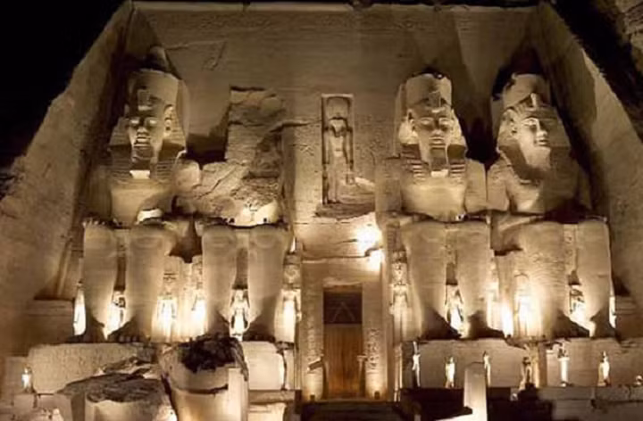 Thung lũng các vị Vua là nơi có hầm mộ của pharaoh Tutankhamen và người ta cho rằng nơi đây có một lời nguyền kỳ bí. Hầu hết những người tham gia mở hầm mộ này đều chết một cách bí ẩn vài năm sau đó. Dù có một vài giải thích khoa học nhưng một số người vẫn tin là lời nguyền của người Ai Cập cổ khiến những kẻ quấy rối nơi yên nghỉ của người chết phải chịu hậu quả.