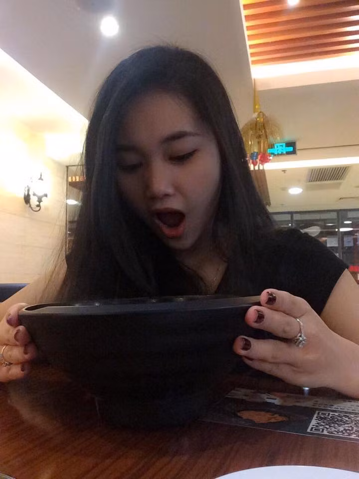 Mỹ Dung tinh nghịch khi chụp ảnh trong một bữa ăn.