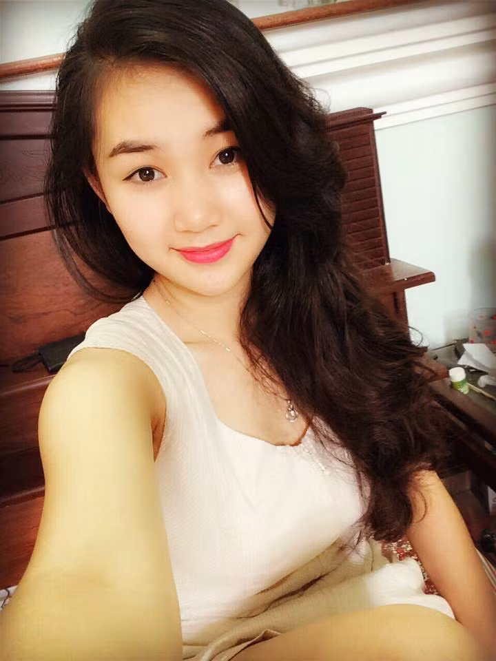 Dù cả hai đều đã lên tiếng phản bác nghi vấn tình cảm nhưng nhan sắc xinh đẹp của Mỹ Dung cũng nhanh chóng nhận được rất nhiều sự quan tâm của cộng đồng mạng. Sở hữu gương mặt bầu bĩnh với những đường nét rất hài hòa, Mỹ Dung dễ gây thiện cảm với người đối diện và cả những ai đã từng xem ảnh của cô nàng.