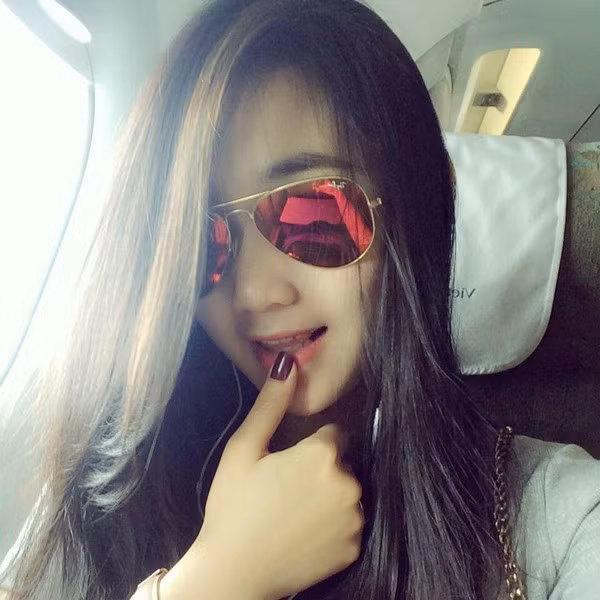 Lần theo trang cá nhân của cô gái bí mật này thì được biết cô tên là Mỹ Dung, sinh năm 1994 và hiện là tiếp viên của Hãng hàng không Quốc Gia Vietnam Airlines khu vực phía Nam.