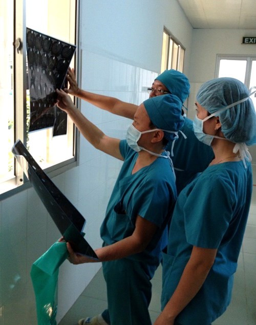 Nhận được thông tin, ban giám đốc bệnh viện đã khởi động quy trình cấp cứu Báo động đỏ. Đây là quy trình cấp cứu khẩn được bệnh viện này thực hiện và cứu sống những trường hợp nguy cấp trước đó. Bác sĩ giỏi nhất các chuyên khoa có mặt dù đây là ngày cuối tuần. Bên cạnh đó, bệnh viện còn mời các bác sĩ giỏi nhất tại Bệnh viện Nhân dân 115 sang hội chẩn để cứu chữa bé trai 11 ngày tuổi bị đâm xuyên đầu này.