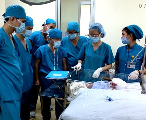 7h sáng ngày 8/8, bé Dương Minh Phát được đưa từ Bệnh viện đa khoa Vĩnh Long đến Bệnh viện Nhi Đồng 1 (TP HCM) trong tình trạng hôn mê. Lưỡi dao bầu có cán gỗ vẫn còn đâm sâu giữa trán bé. Cách đó vài giờ đồng hồ, bé đang nằm điều trị nội trú chứng viêm phổi tại bệnh viện thì bị một phụ nữ lạ mặt lẻn vào phòng bệnh giằng co với chị Võ Thị Hồng Duyên mẹ bé, sau đó rút dao đâm.