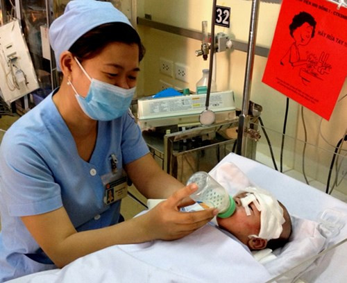 Không chỉ cai máy thở, bé còn có thể cất tiếng khóc và bú được mỗi ngày 8 lần. Nguồn sữa bé bú lấy từ sữa của người mẹ. Chăm sóc bé lúc này là các bác sĩ, điều dưỡng của khoa Hồi sức sơ sinh.