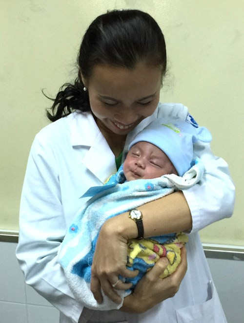 Sáng 27/8, ban giám đốc bệnh viện vui mừng tổ chức buổi họp công bố bé đủ sức để xuất viện. Thạc sĩ - bác sĩ Phạm Thị Thanh Tâm, trưởng khoa Hồi sức sơ sinh nâng niu "thành quả" trước khi trao bé lại cho bố mẹ.
