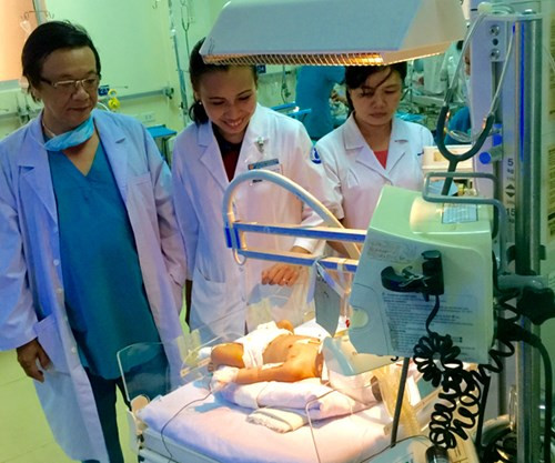 Tuy nhiên, "thần may mắn" một lần nữa xuất hiện. Những cơn co giật kéo dài, dấu hiệu của việc não nhiễm trùng giảm dần. 10 ngày sau khi mổ, bé hồng hào. Các dấu hiệu sinh tồn mỗi lúc rõ hơn. Các bác sĩ thở phào cho giới truyền thông biết "Bệnh nhi đã hồi phục ngoạn mục ngoài sức tưởng tượng".