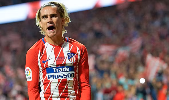 Barca hụt Griezmann giờ chót: Ngay sau khi bán Neymar cho PSG với giá 222 triệu Euro, lãnh đạo Barcelona đã quay ra hỏi mua Antoine Griezmann kèm mức phí 124 triệu Euro. Tuy nhiên, đài phát thanh Onda Cero cho hay, Atletico Madrid từ chối thẳng thừng, bởi họ đang gặp khó khăn vì lệnh cấm chuyển nhượng cầu thủ đến đầu năm sau. Ảnh: AS