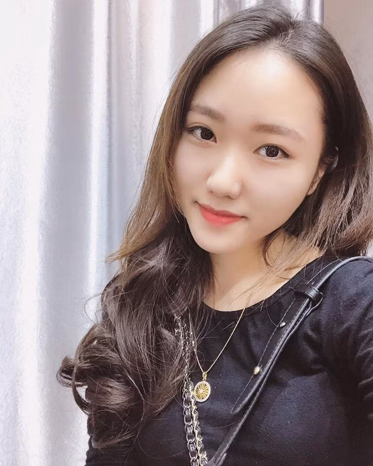 Chia sẻ về những bức ảnh của mình, Bảo Ngân bày tỏ cảm xúc: "Lúc thấy đám bạn ầm ĩ, phô trương quá thì mình cũng có chút ngại nhưng không sao, vui mà. Vậy là những năm tháng học hành của mình cũng đã trọn vẹn bên cạnh bạn bè rồi".