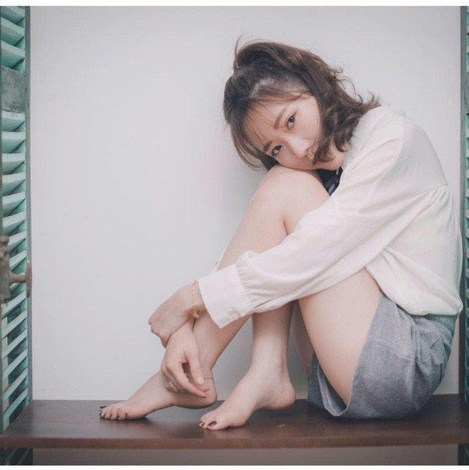 Cũng trong buổi chụp kỷ yếu này, chính Bảo Ngân là nhân vật chính và cô trở thành hoa hậu thực sự khi được bạn bè bao vây.