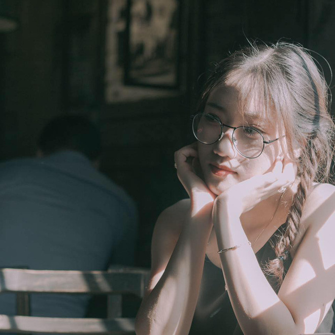 Để động viên tinh thần Bảo Ngân, trong ngày chụp ảnh kỉ yếu, nhóm bạn thân đã mang đến một chiếc băng rôn to đùng với dòng chữ: "Nhiệt liệt chúc mừng hoa hậu thể chất Bảo Ngân sắp được ra trường".