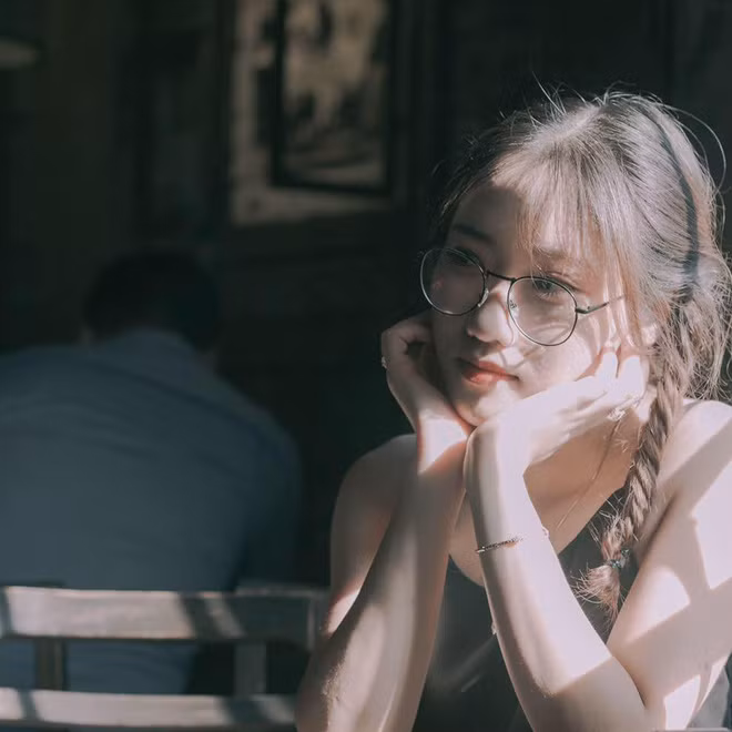 Để động viên tinh thần Bảo Ngân, trong ngày chụp ảnh kỉ yếu, nhóm bạn thân đã mang đến một chiếc băng rôn to đùng với dòng chữ: "Nhiệt liệt chúc mừng hoa hậu thể chất Bảo Ngân sắp được ra trường".