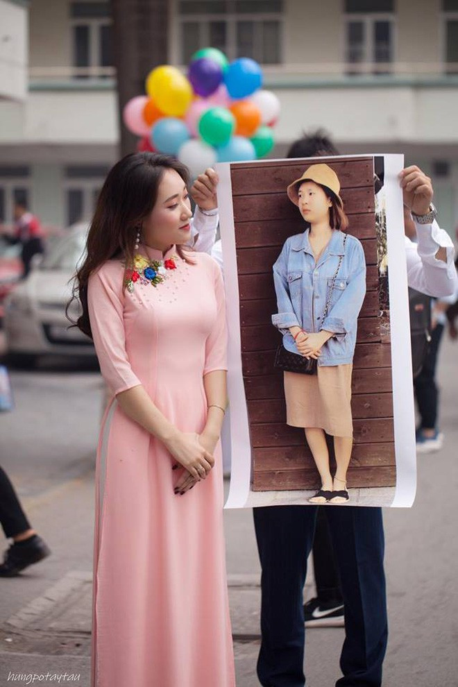 Bảo Ngân (sinh viên chuyên ngành Quản lí nguồn nhân lực, ĐH Lao động Xã hội) trở thành chủ đề nóng được bàn tán trên MXH khi những bức ảnh của cô bạn này trong lễ tốt nghiệp được nhóm bạn thân đăng tải.