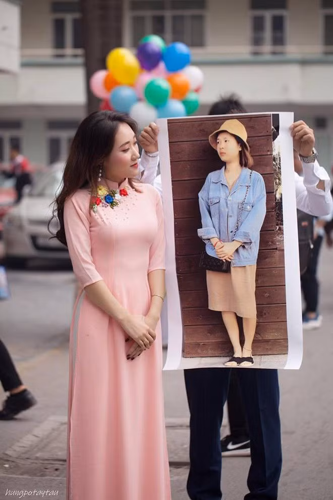 Bảo Ngân (sinh viên chuyên ngành Quản lí nguồn nhân lực, ĐH Lao động Xã hội) trở thành chủ đề nóng được bàn tán trên MXH khi những bức ảnh của cô bạn này trong lễ tốt nghiệp được nhóm bạn thân đăng tải.