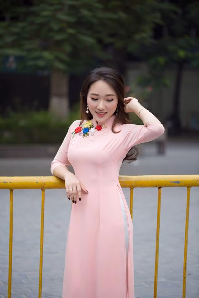 Sự lầy lội của nhóm bạn cùng lớp của Bảo Ngân nhanh chóng được cộng đồng mạng chú ý và đặc biệt hơn, cô bạn này cũng sở hữu nhan sắc xinh đẹp chẳng kém ai.