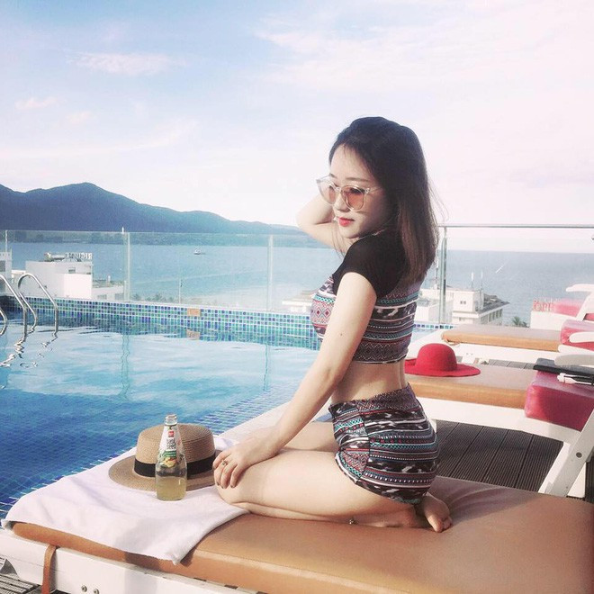 Chưa hết, một người bạn thân của Bảo Ngân vì đang ở xa nên không thể đến chung vui với công cuộc "bêu rếu" "hoa hậu thể chất" cũng được nhóm bạn in ra một tấm hình to đùng để chụp ảnh cùng.