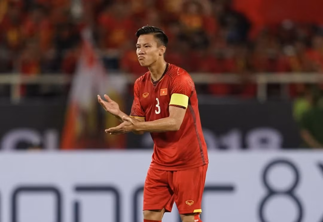 Đội trưởng Quế Ngọc Hải là nhân vật không thể thiếu. Qua từng trận đấu, trung vệ này thể hiện được sự bình tĩnh với những pha vào bóng dứt khoát.