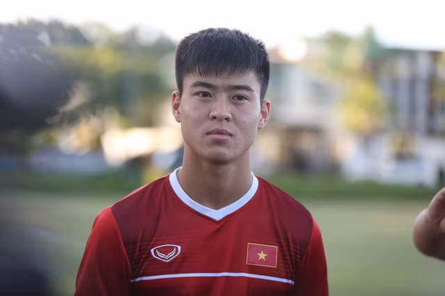 Duy Mạnh là chốt chặn phía phải trong bộ ba trung vệ của đội tuyển Việt Nam.