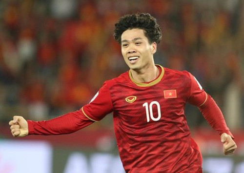 Dù không được thi đấu nhiều tại Bỉ nhưng Công Phượng được kì vọng tạo đột biến trong trận đấu giữa đội tuyển Việt Nam và Thái Lan. Cầu thủ này sở hữu những pha đi bóng lắt léo và khả năng tự tin dứt điểm.