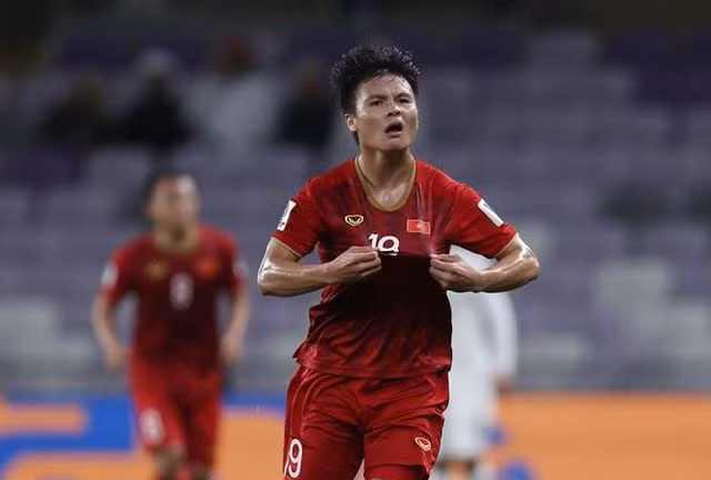 Trên hàng công, Quang Hải là cái tên không thể thiếu trong sơ đồ của HLV Park Hang-seo. Trải qua giai đoạn đầu mùa V.League khó khăn, cầu thủ số 19 trở lại ấn tượng với những bàn thắng quan trọng cho CLB Hà Nội FC.