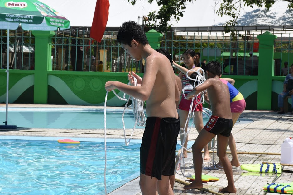 Dùng dây dừng quăng để cứu nạn. Cũng như phao hay gậy, dây thừng là vật dụng nhẹ, dễ kiếm và dễ sử dụng trong các trường hợp tai nạn đuối nước.