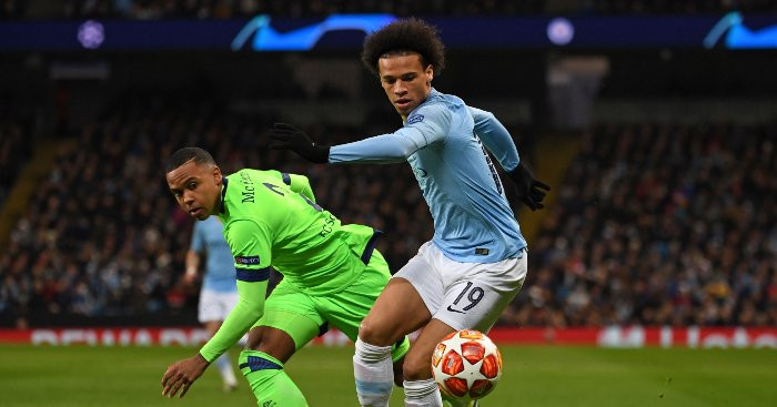 Nguồn tin từ báo giới Anh, Man City gặp khó trong việc gia hạn hợp đồng với Leroy Sane là do mẹ của cầu thủ này, bà Regina Weber liên tục “yêu sách”. Giao kèo hiện tại của tuyển thủ Đức còn thời hạn đến hết tháng 6/2021 và The Citizens đã khởi động kế hoạch kí mới từ mùa hè năm ngoái nhưng chưa đạt được thỏa thuận.