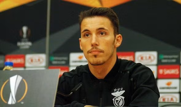 Chuyển nhượng cầu thủ từ Calcio, Arsenal đã có những tín hiệu về việc muốn chiêu mộ hậu vệ Alex Grimaldo của Benfica.