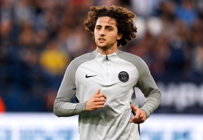 MU đang dành sự quan tâm lớn đối với tiền vệ Adrien Rabiot, cầu thủ được mệnh danh là kẻ nổi loạn ở PSG khi liên tục đòi ra đi.