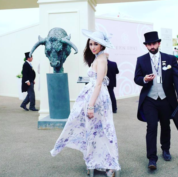 Bận bịu với kinh doanh là thế nhưng giống như bao cô gái khác, Sabrina cũng rất đam mê mua sắm và không ngần ngại chi những khoản tiền lớn cho váy áo, túi xách, giày dép.