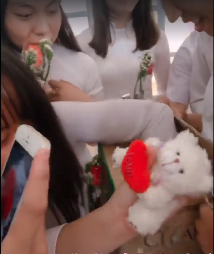 Hình thức cũng giống như cách chúng ta chơi bốc thăm may mắn vừa công bằng lại rất văn minh, không có sự so bì hay đố kỵ nào cả cho tất cả các bạn nữ trong cả lớp.