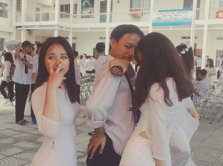 Tóc mái siêu ngắn của nữ sinh là hậu quả của việc quá tin lũ bạn thân. Đúng là đừng bao giờ nhờ lũ bạn thân làm gì cả.