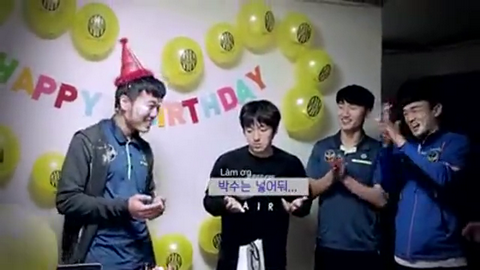 Chàng cầu thủ U23 Việt Nam vui vẻ khi được các đồng đội tổ chức sinh nhật, dù bị "troll" úp thẳng bánh sinh nhật vào mặt.