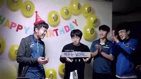 Chàng cầu thủ U23 Việt Nam vui vẻ khi được các đồng đội tổ chức sinh nhật, dù bị "troll" úp thẳng bánh sinh nhật vào mặt.
