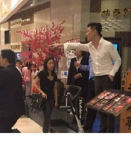 Trước đó cũng đã xảy ra rất nhiều vụ việc liên quan đến các chủ nhà hàng có thái độ thiếu tôn trọng khách hàng ở cả Việt Nam và nước ngoài. Ngày 13/5/2016 quản lý nhà hàng đồ ăn Nhật Bản Sakasakatei ở thành phố Thượng Hải hút thuốc bên trong nhà hàng và đã gặp phải sự phàn nàn của khách hàng. Người này thậm chí còn bất chấp lời khuyên của nhiều người, không ngớt lời nhục mạ một phụ nữ mang thai. Sự việc được đăng trên rất nhiều tờ báo, trang tin của nhiều nước châu Á, phanh phui thái độ rất tồi tệ của một người quản lý, nêu ra một vấn đề nhức nhối mới trong lĩnh vực kinh doanh, dịch vụ được nhiều người quan tâm, bàn tán.