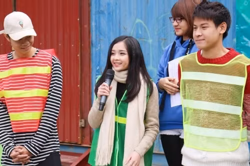 Thời gian qua, cư dân mạng liên tục truyền tay nhau bức ảnh một cô hot girl bắn cung sở hữu sắc đẹp tuyệt trần làm điêu đứng lòng người.