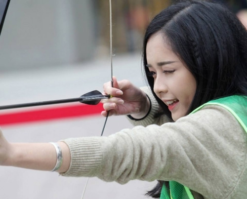 Sắc đẹp của Ngọc Ánh được biết đến sau khi những hình ảnh cô tham dự "ngày hội bắn cung" tại Hà Nội được đăng tải trên mạng.