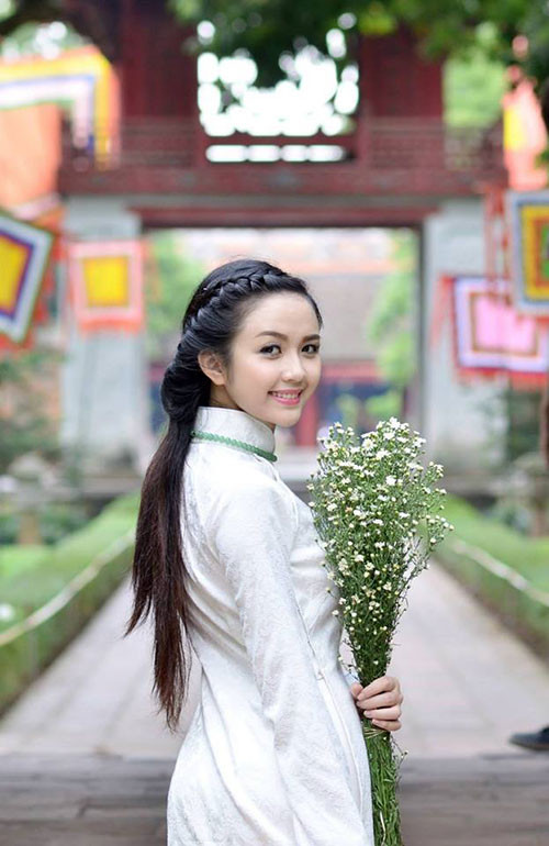 Cô hot girl bắn cung duyên dáng với chiếc áo dài truyền thống.