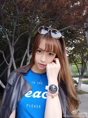 Chia sẻ của anh chàng trên trang Weibo của mình, anh đã chuẩn bị tâm lý, “Tôi nghĩ rằng dù thế nào tôi cũng phải giữ bình tĩnh khi gặp cô bạn này, vì có thể nhan sắc của cô ấy không giống như trên mạng xã hội. Tất nhiên, tôi chẳng ngu dại gì mà tự tử”.