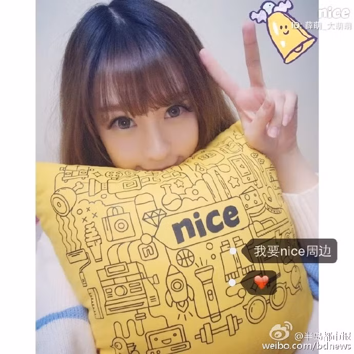 Tất nhiên, danh tính của cô gái cũng khiến nhiều người tò mò, được biết, cô gái này sử dụng tài khoản Weibo với tên gọi Tuyết Minh, là một hot girl nổi tiếng trên mạng xã hội Trung Quốc.