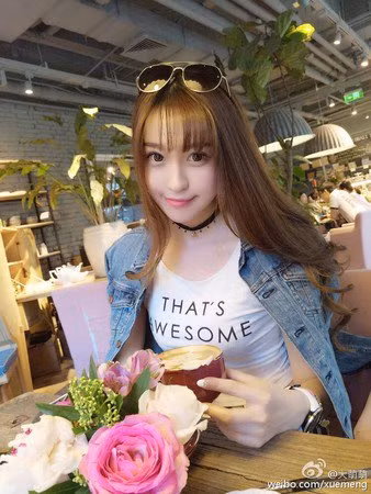 Mặc dù đã chuẩn bị sẵn tinh thần, thế nhưng anh chàng xứ Trung đã không khỏi sốc bởi nhan sắc đời thực đẹp đến nỗi "hoa hờn nguyệt thẹn" của cô người yêu trên mạng của mình.