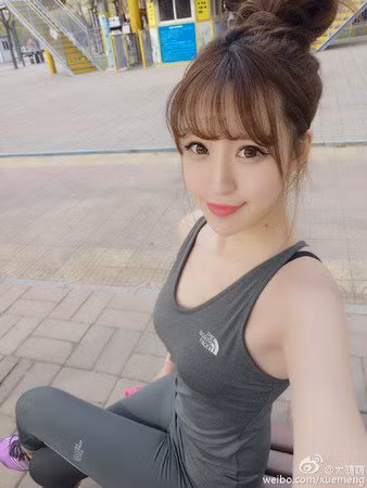 Chàng trai vinh dự được gặp mặt là một trong những fan hâm mộ của Tuyết Minh, được gặp gỡ thần tượng của mình sau khi vượt qua hàng nghìn người khác để có vinh dự này.