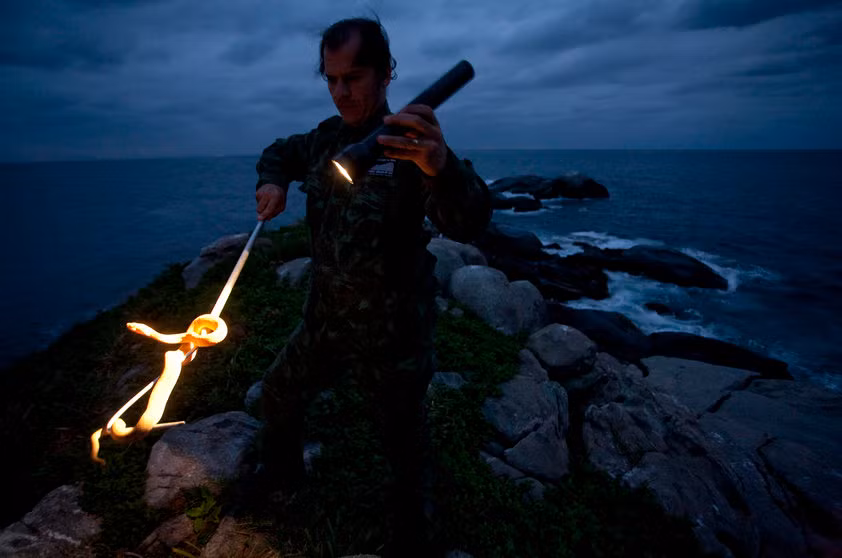 Trên hòn đảo Ilha de Queimada Grande tại Brazil, cứ mỗi mét vuông có 1 – 5 con rắn. Trong đó, có nhiều loài rắn có nọc độc mạnh gấp 5 lần so với những loài rắn khác. Du khách được khuyến cáo không nên đến hòn đảo này, nhưng có rất nhiều người vẫn tới du lịch vì đam mê loài bò sát nguy hiểm nhất hành tinh.