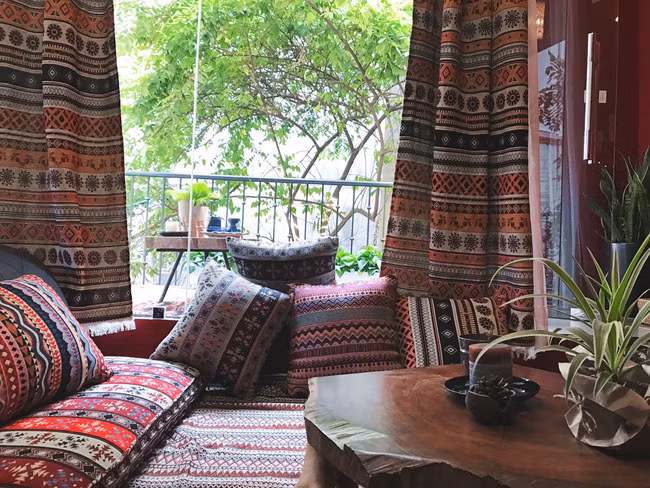 Những mảng trang trí và cây xanh trong các căn phòng tại homestay cho các tín đồ Di-gan này dễ mang đến cho bạn cảm giác nghỉ ngơi, thư giãn. Đặc biệt mỗi phòng đều sở hữu một ban công rộng đủ để kê một bộ bàn ghế xinh xinh để bàn trà bánh.